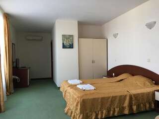 Отель Obzor City Hotel Обзор Двухместный номер с 1 двуспальной или 2 отдельными кроватями, вид на море (для 2 взрослых)-1