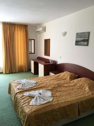 Отель Obzor City Hotel Обзор Двухместный номер с 1 кроватью или 2 отдельными кроватями, вид на море (для 2 взрослых и 1 ребенка)-1
